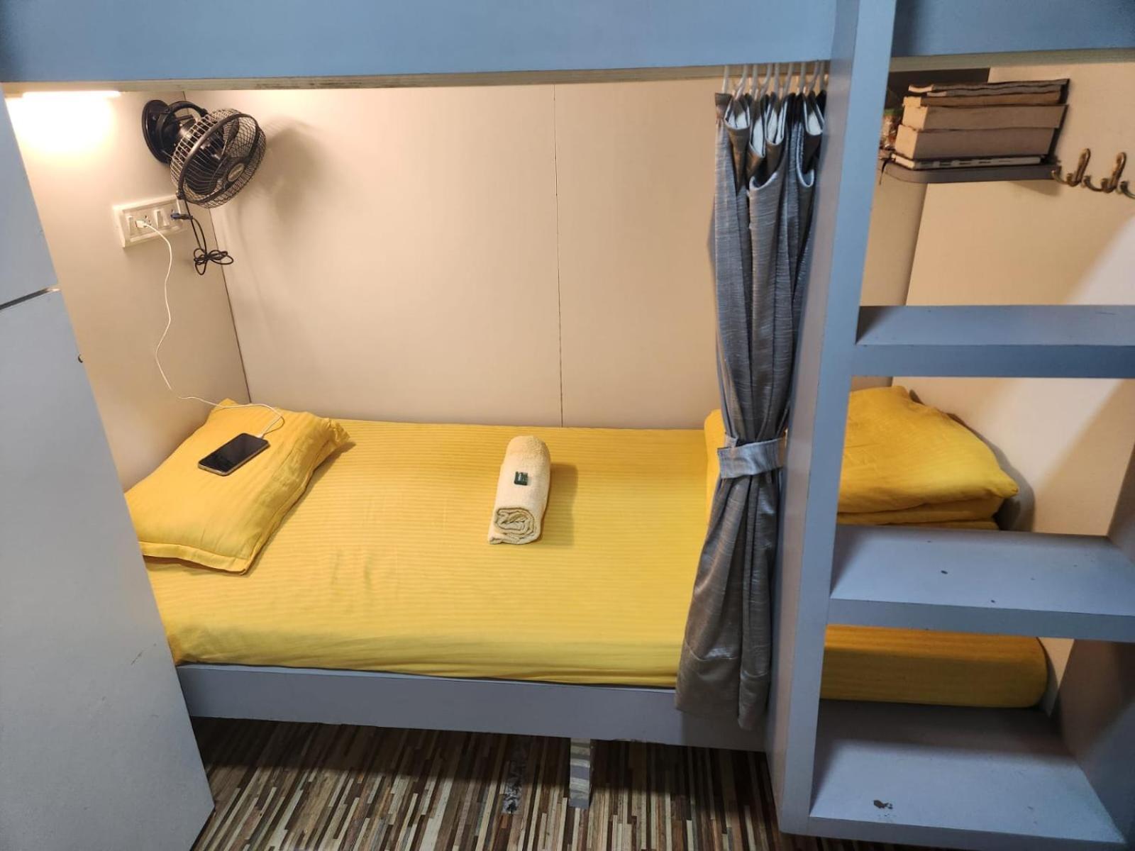 Sinhassan Dormitory Hostel Juhu Bombaim Exterior foto
